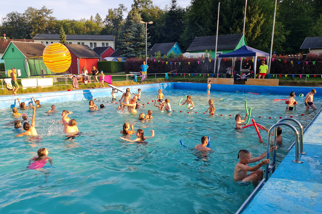 Abenteuerliche Sommerferien im Harz: Floß bauen, Lagerfeuer, Ausflüge, Pool, Sommerkino & Burgermeile. Jetzt Sommercamp sichern!